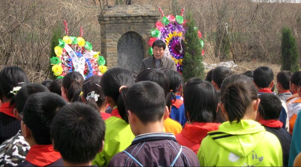 每当清明时节周围村学校的学生到烈士墓地扫墓纪念
