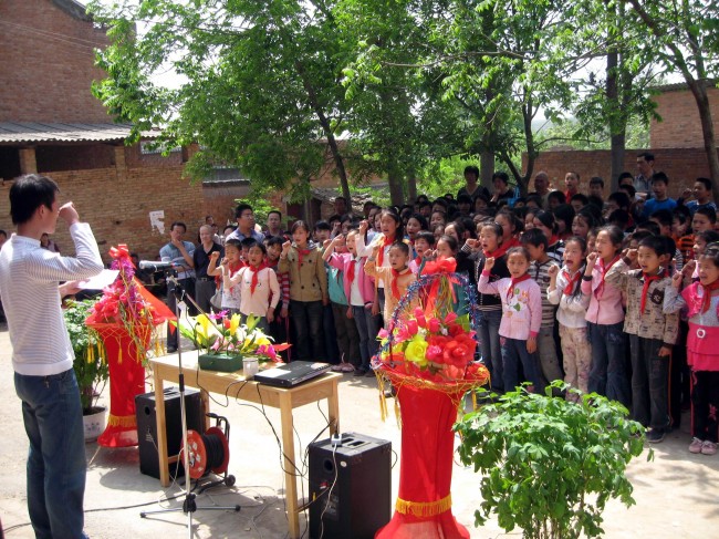 2011年８月洛阳市理工学院在杨体锐烈士纪念馆建爱国主义教育基地，小浪底教研组带领老师同学们举行宣誓活动