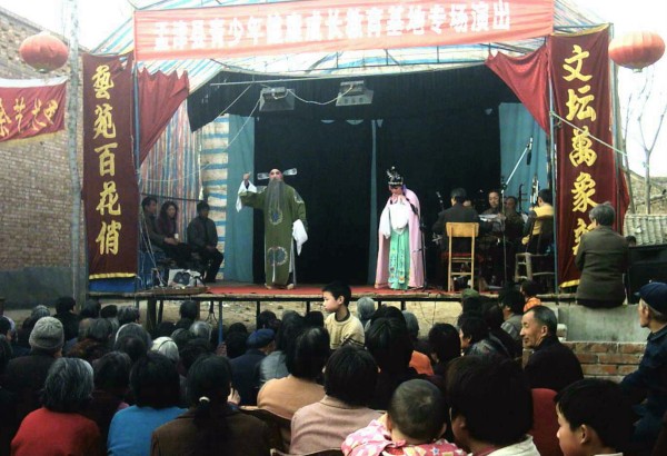 2006年3月百灵艺术团在教育基地进行专场演出
